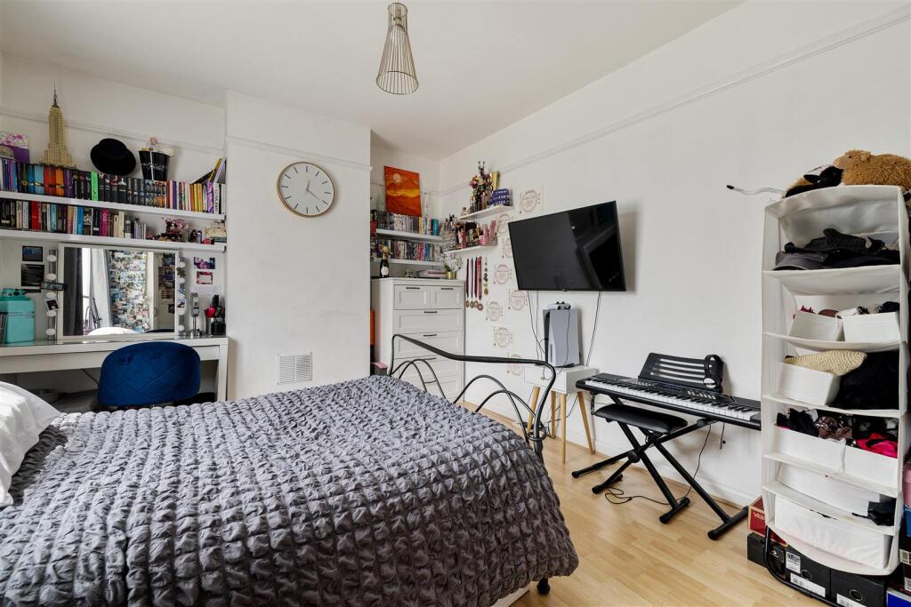 Lyne Crescent, E17