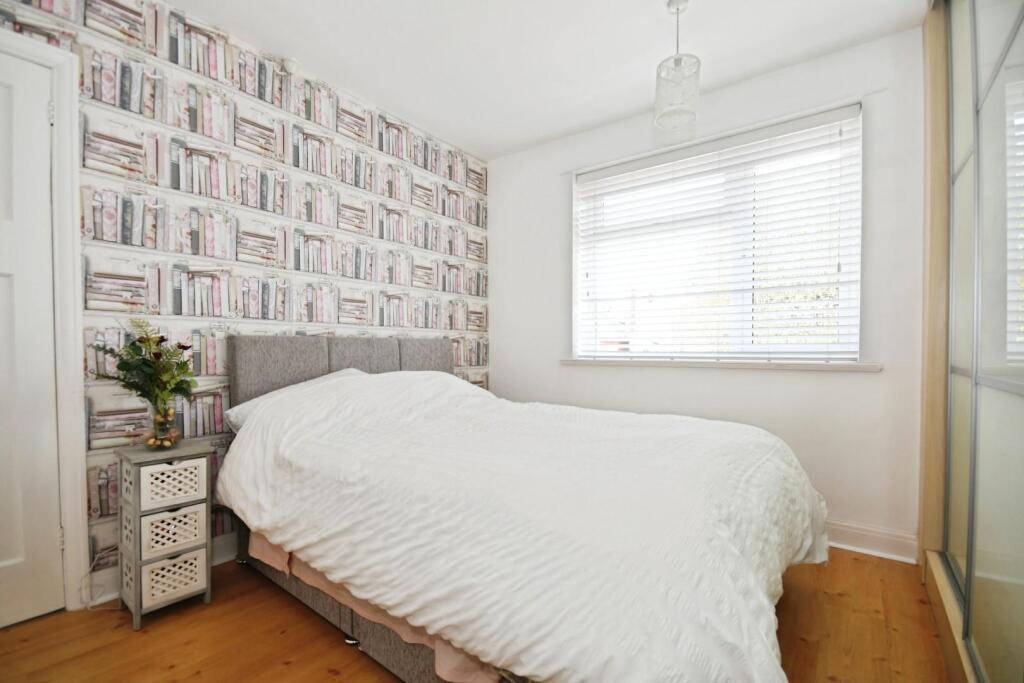BEDROOM 1 02.jpg
