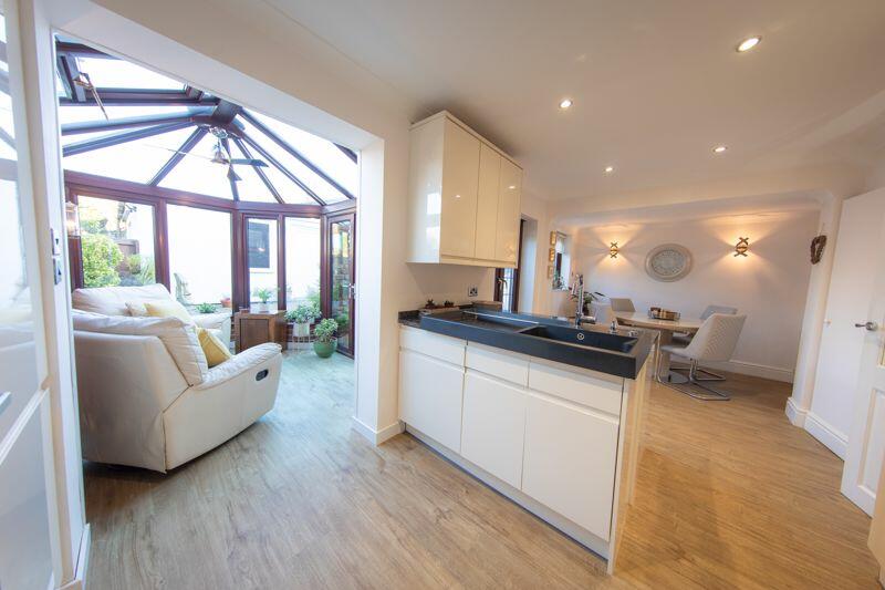 Kitchen, dining room &amp; sun lounge