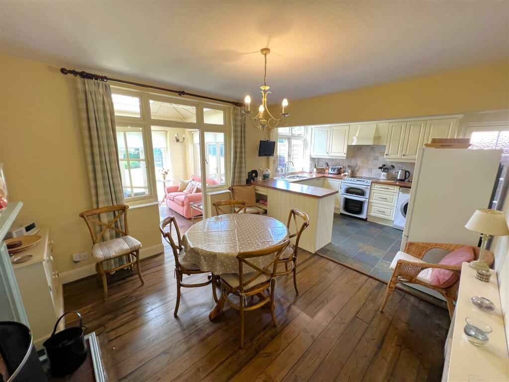Dining Kitchen A.JPG