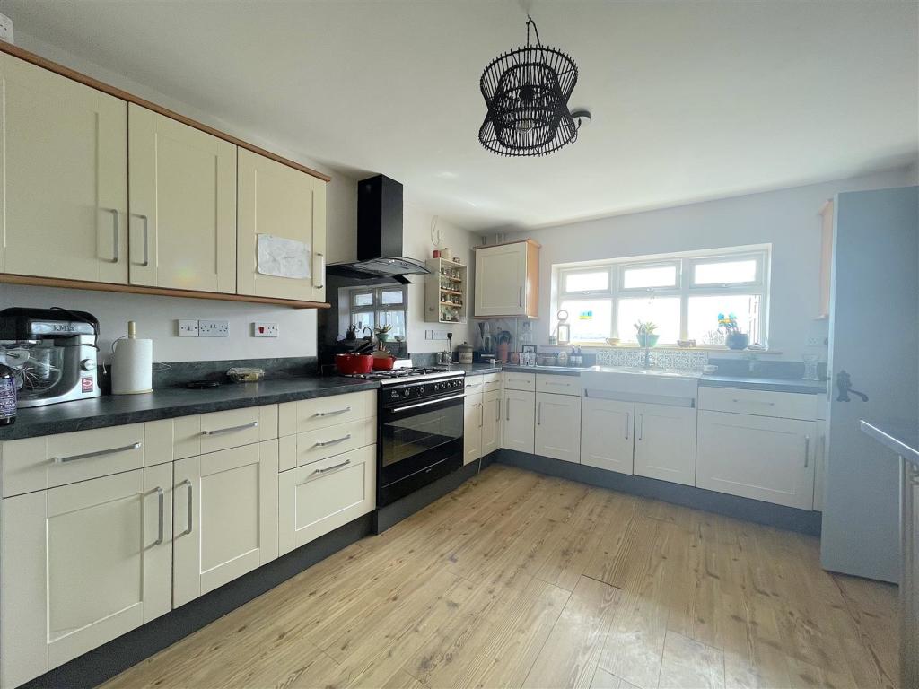 Kitchen (2).jpeg