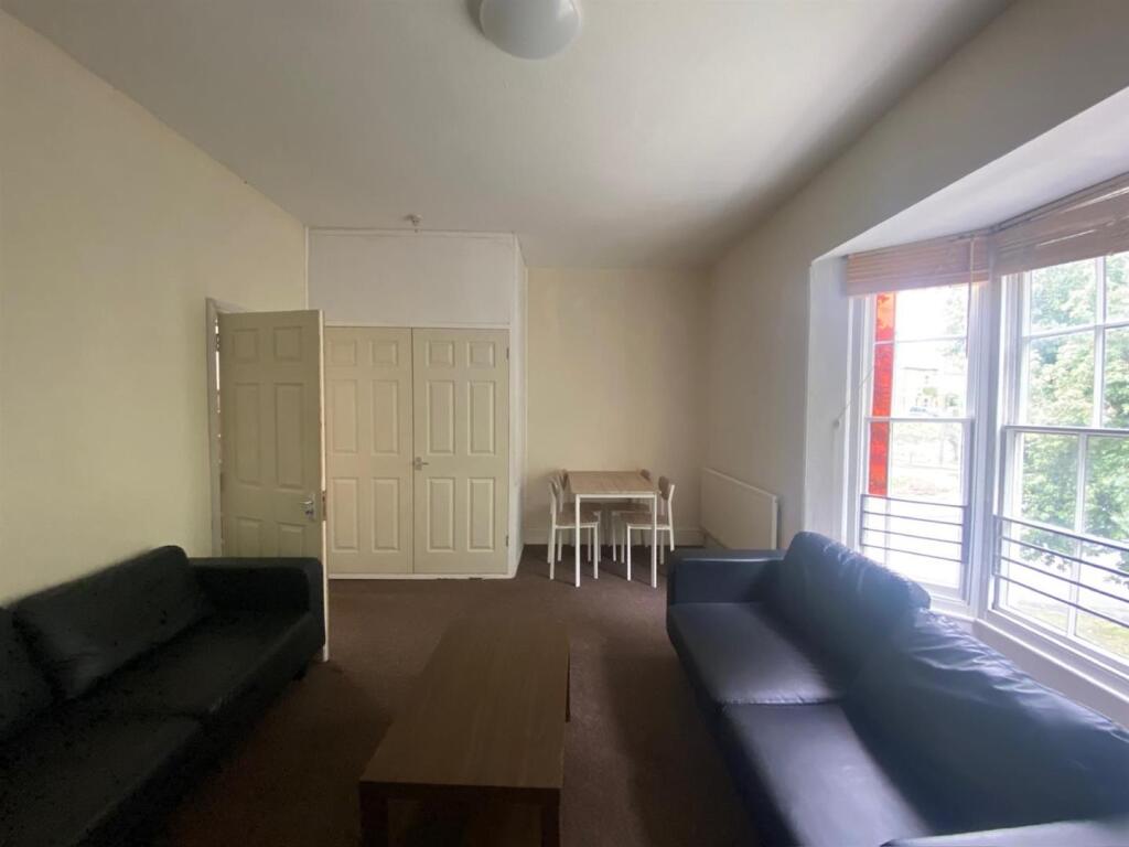 Lounge 1.jpg