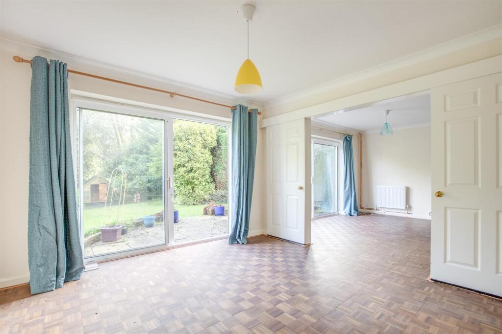 31 Wheeler Avenue, HP10 8EN-14.jpg