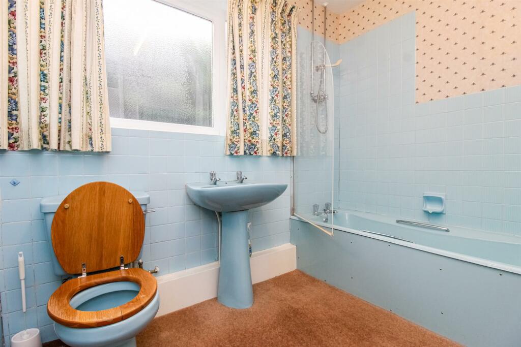 BATHROOM/W.C.