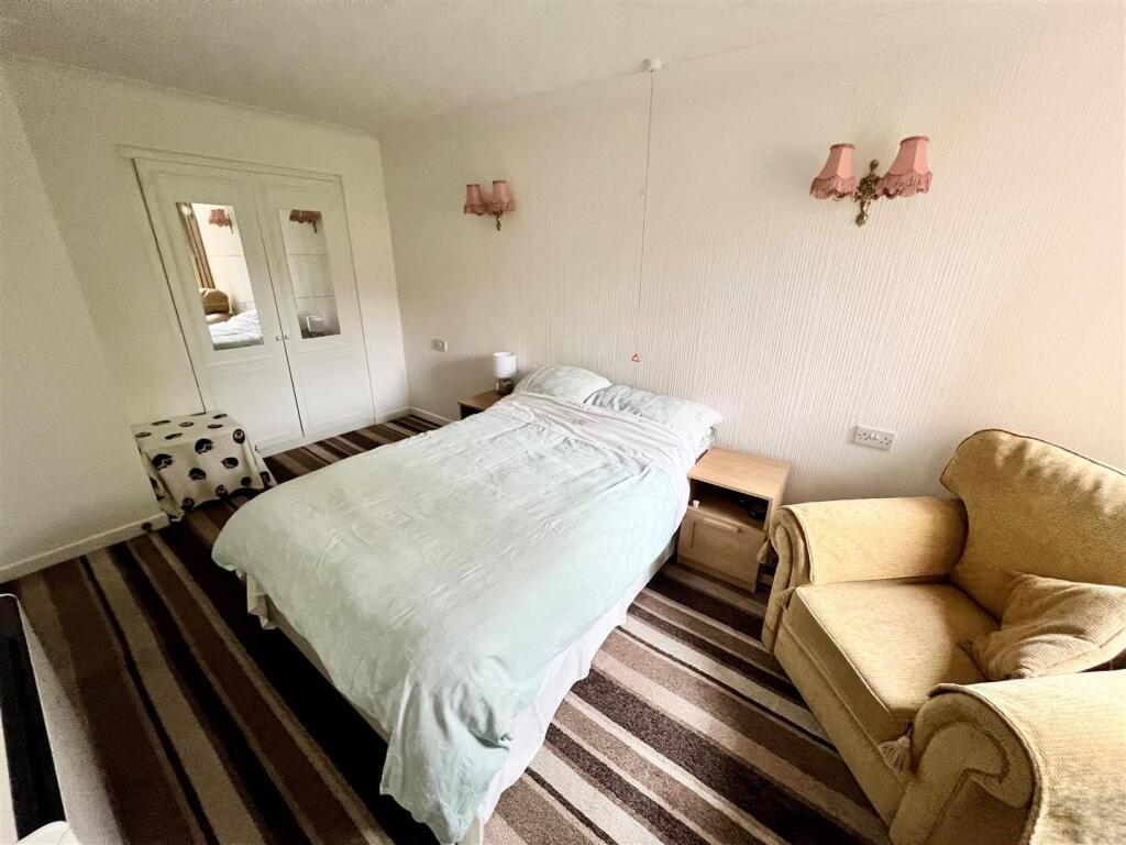 DOUBLE BEDROOM