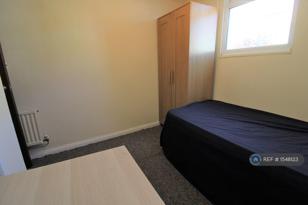 Bedroom 3 (£695 / Month)