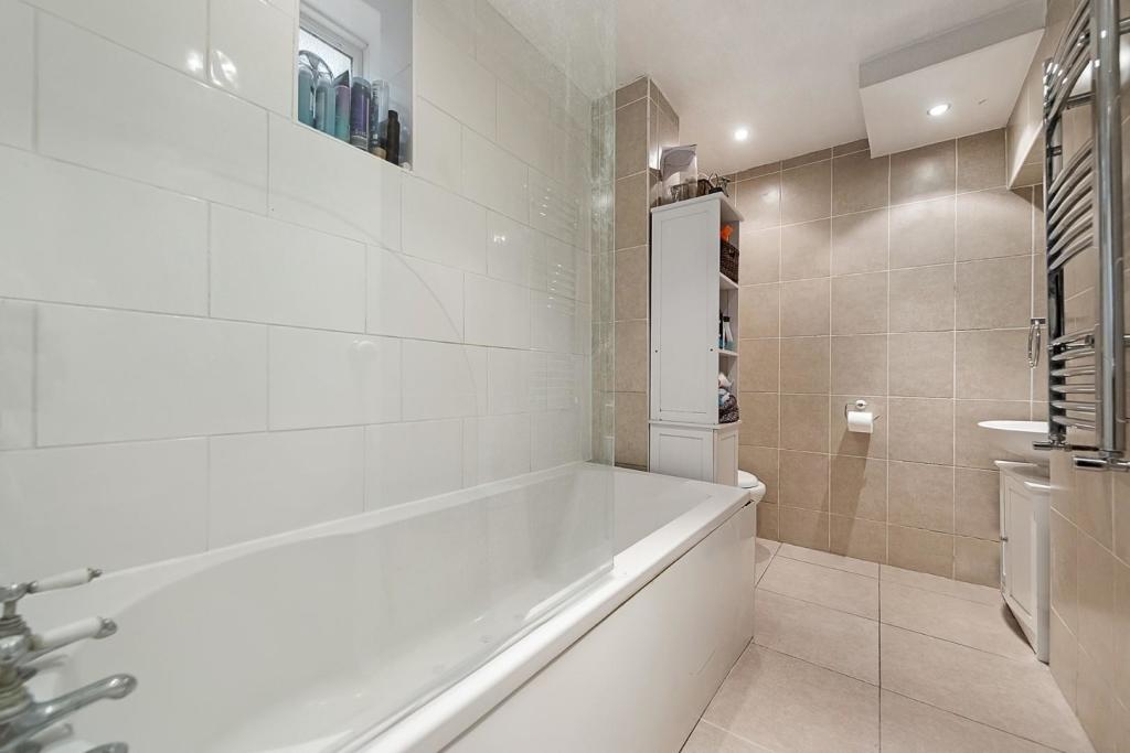 Bathroom (2).jpg