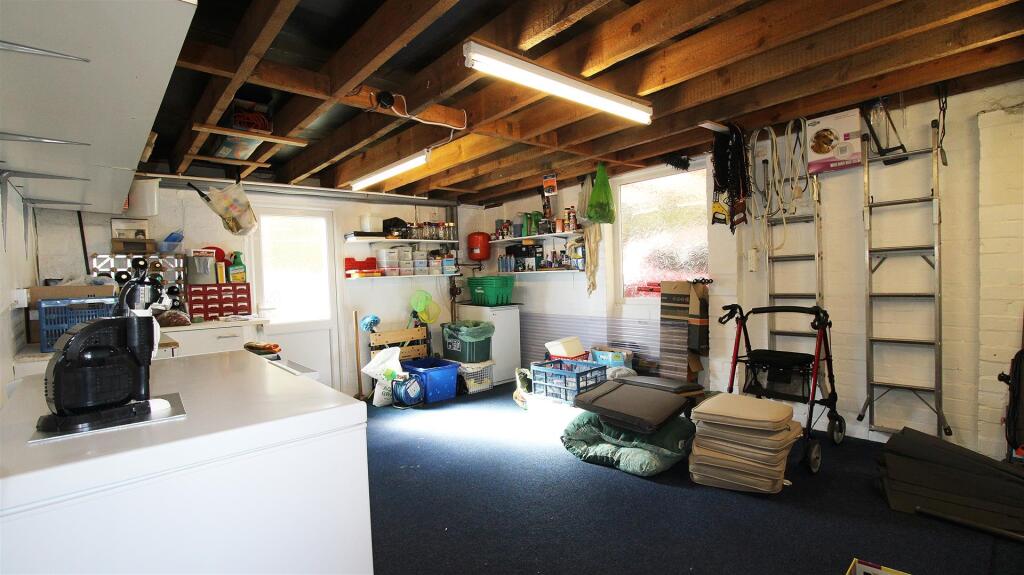 Garage/Workshop