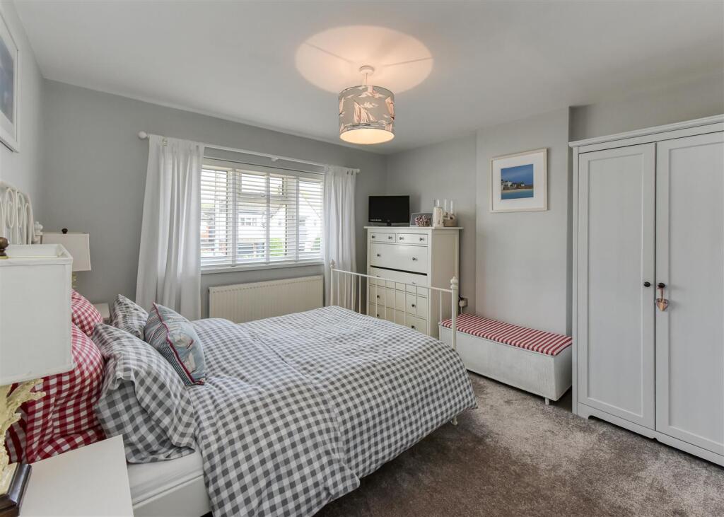 24 Queens Gardens-bed2.jpg