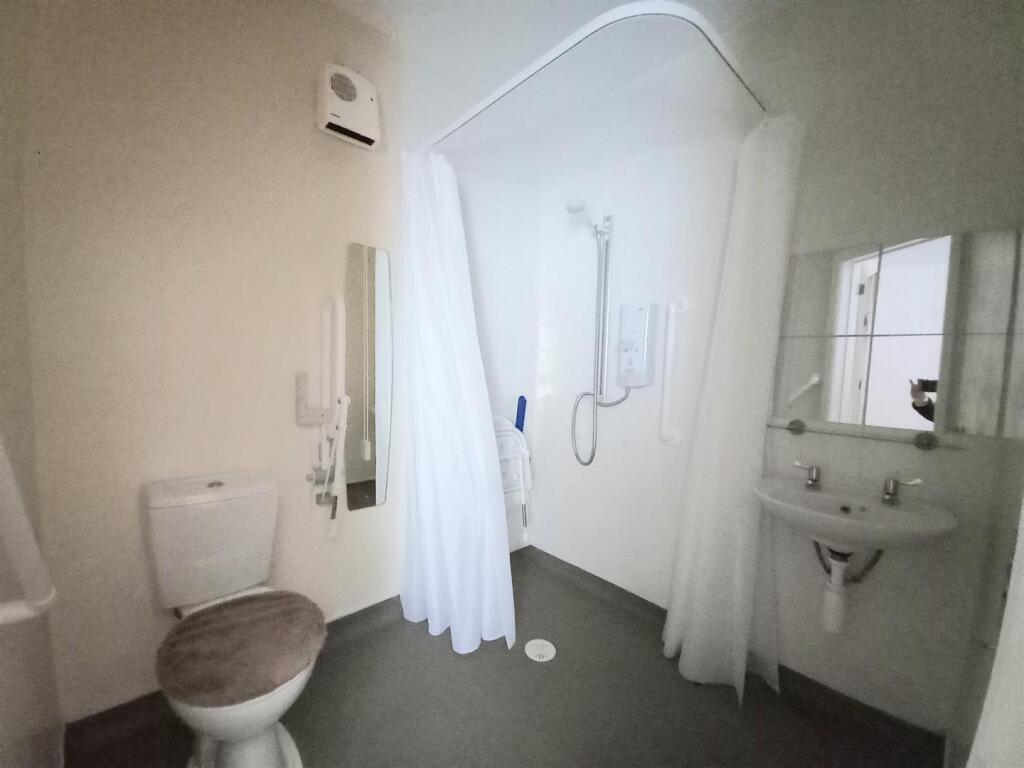 11 Brookfield Wet Room.jpg