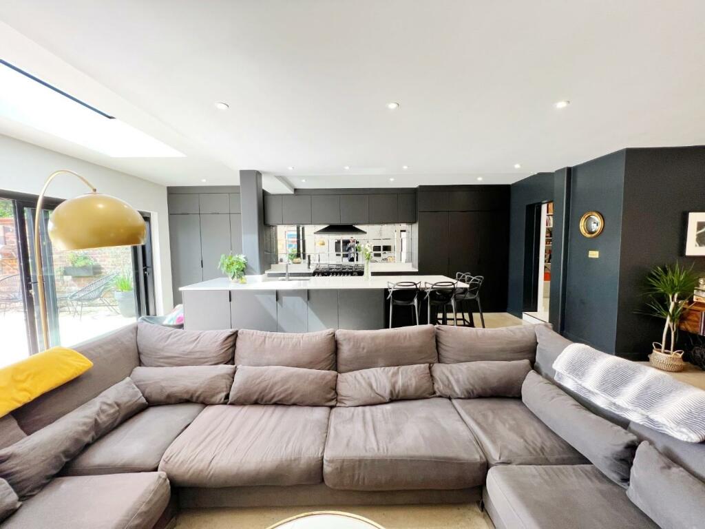 Main Room pic 20.jpg