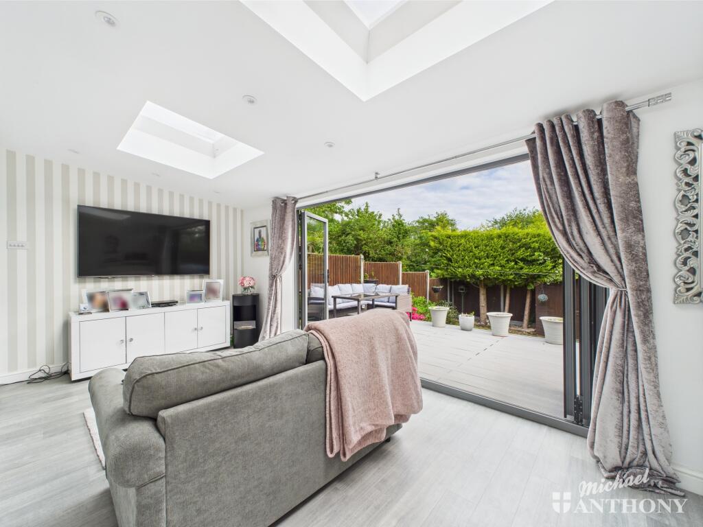 CAM02773G0-PR0290-STILL020