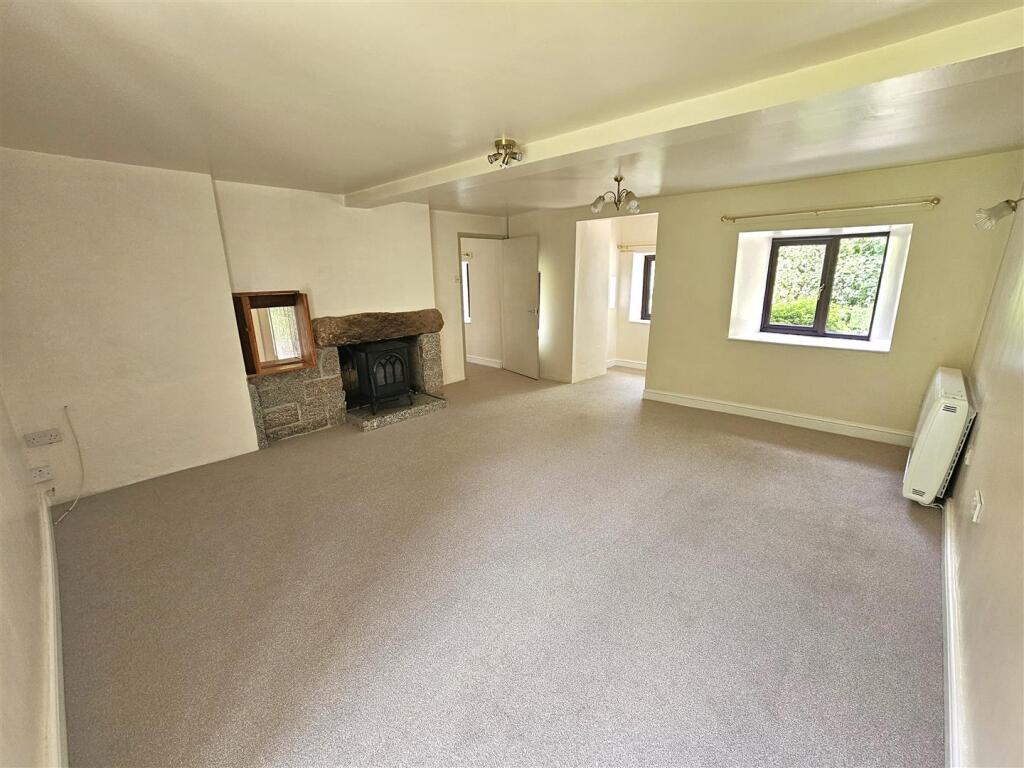 Living Room (2).jpg