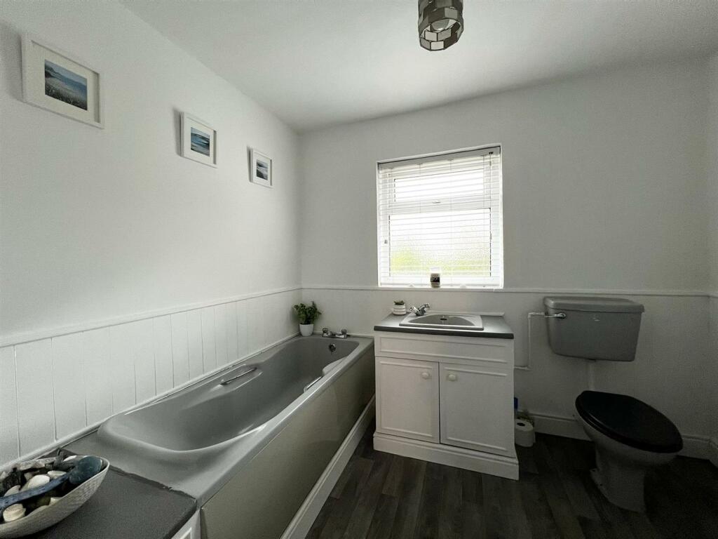 Bathroom 2.jpg