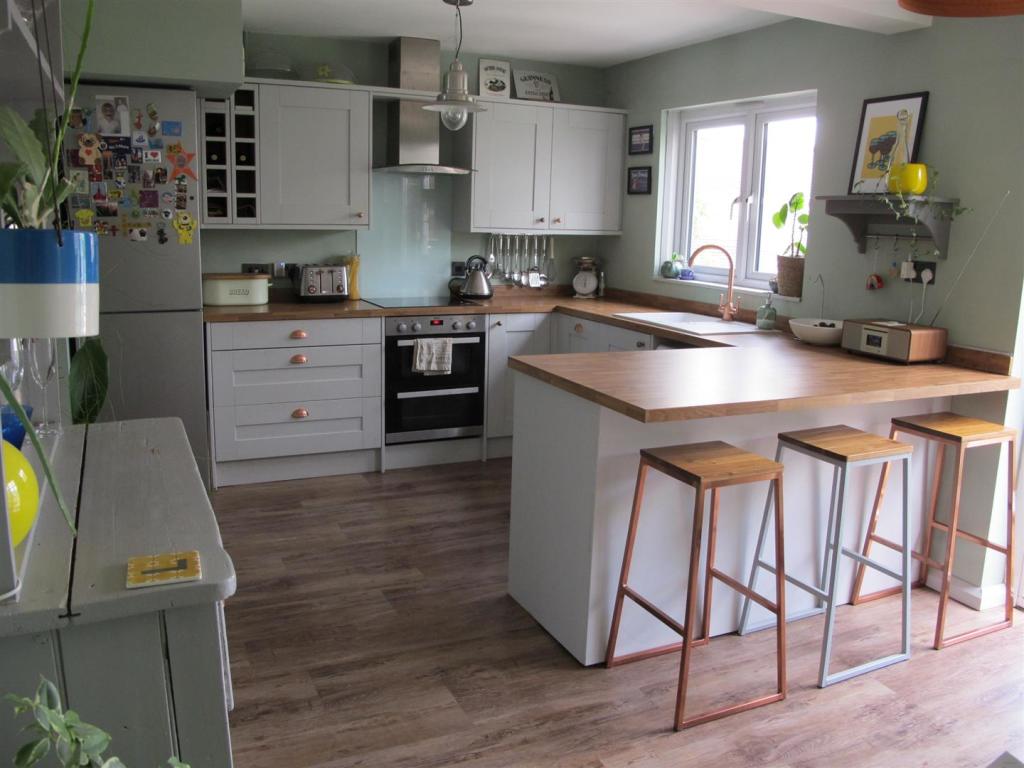 KITCHEN/BREAKFAST