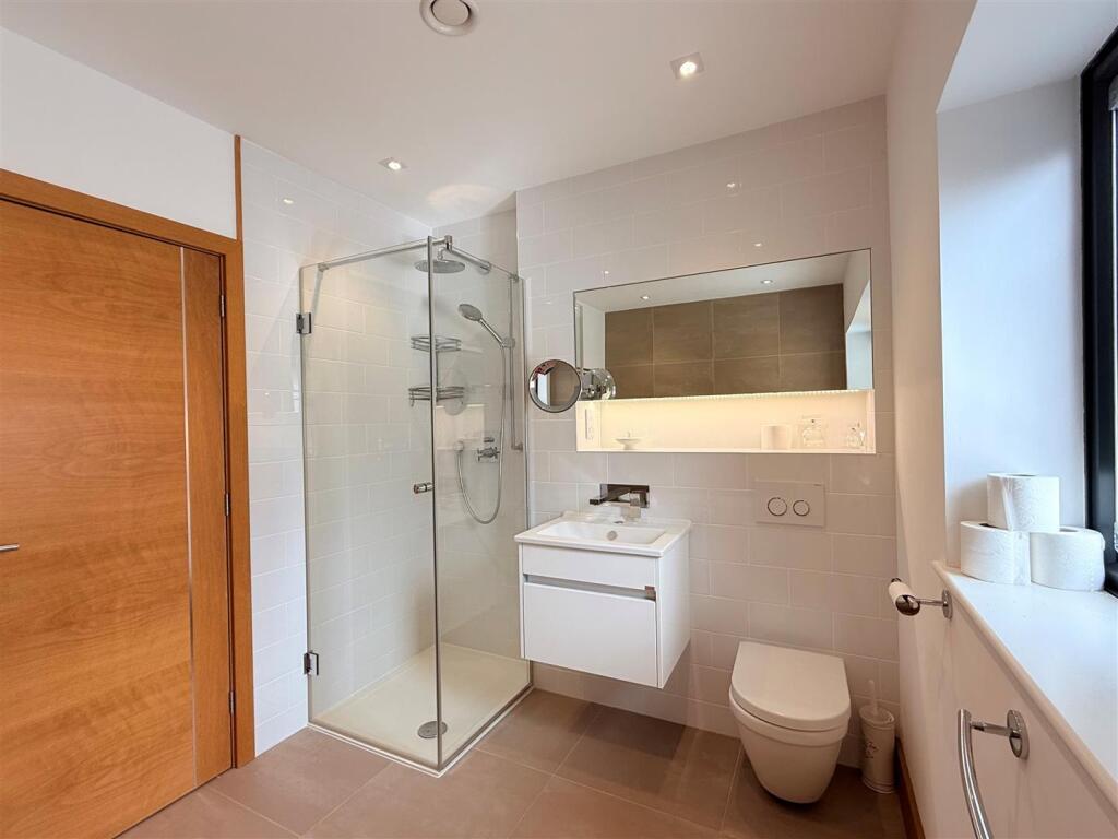 main bathroom.jpg
