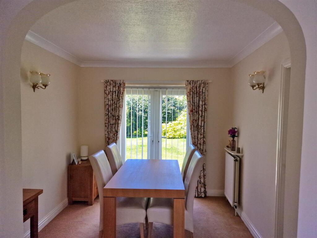 Dining room: