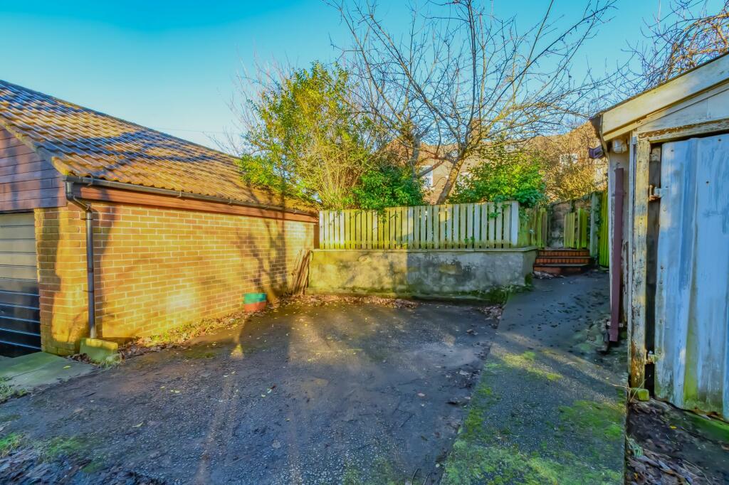Garden to rear and garage