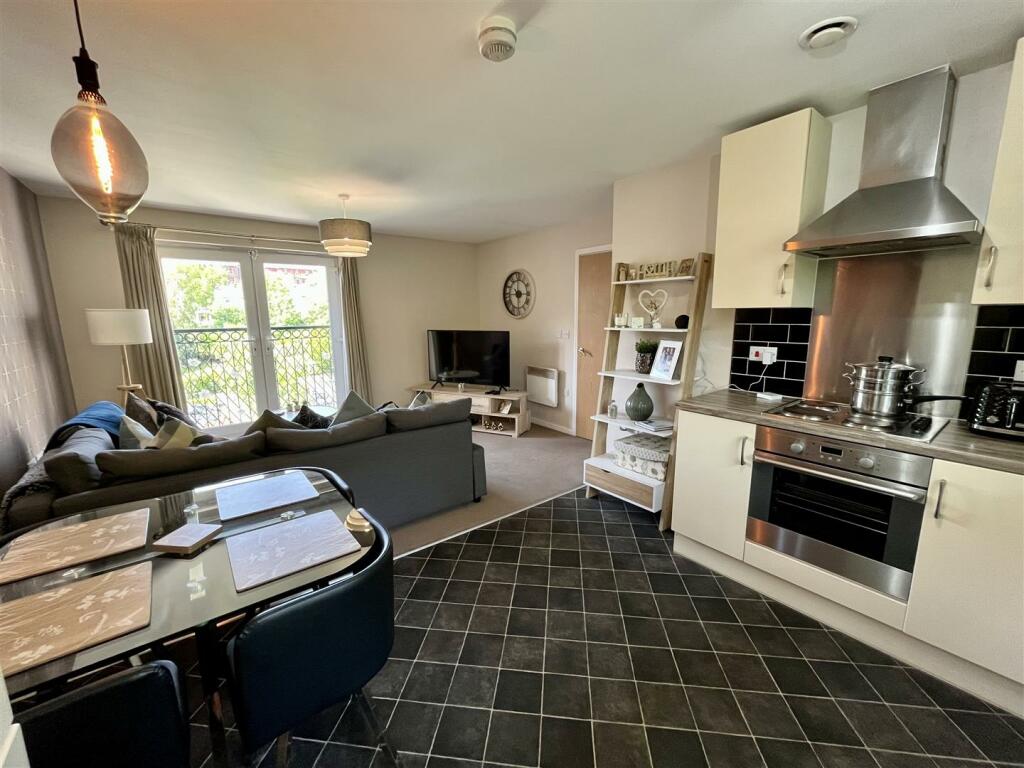 Open Plan Lounge/ Dining &amp; Kitchen