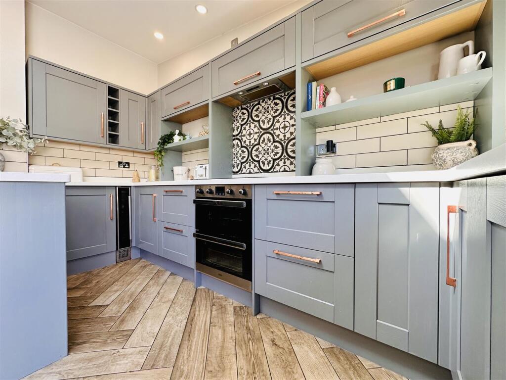 FABULOUS KITCHEN / DINING &amp; FAMILY ROOM