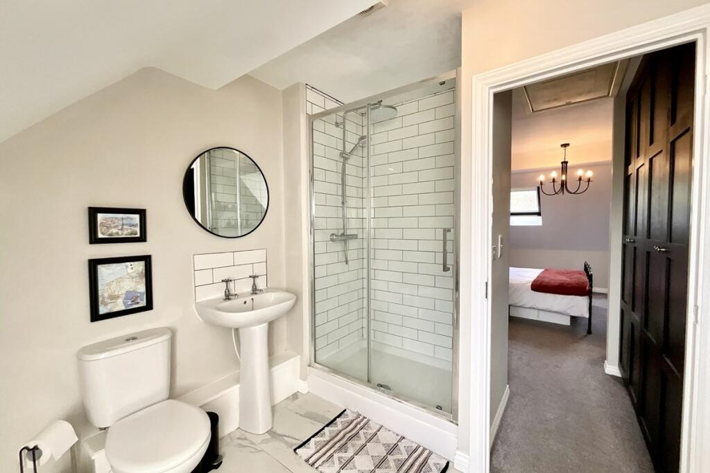 En-suite &amp; dressing 