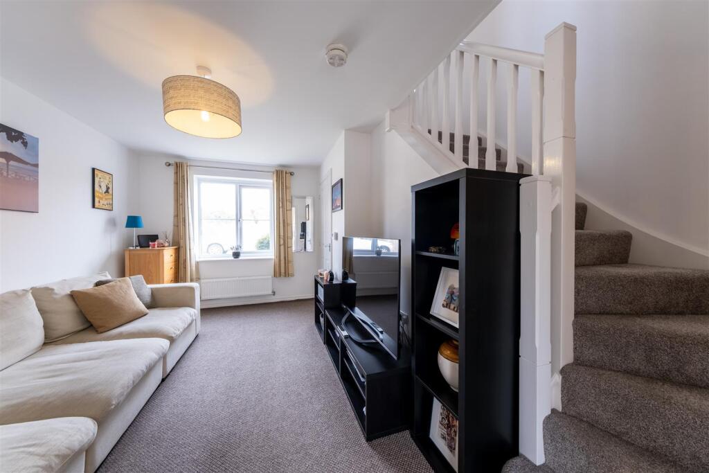 8 St James Court-005.jpg