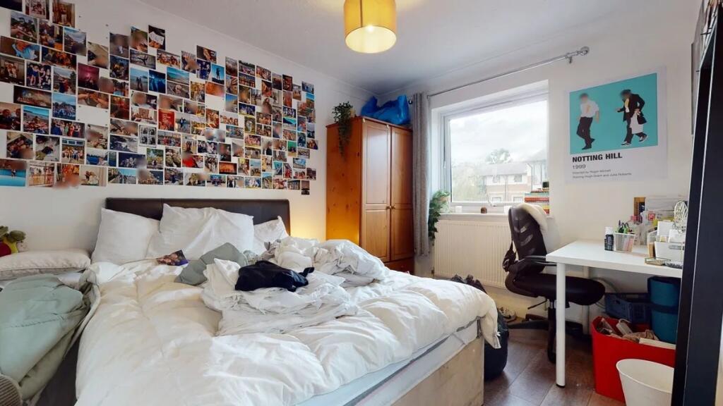 A cozy double bedroom featuring a comfortable b...