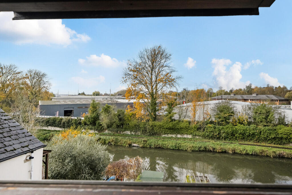 1372797-27-690e03...