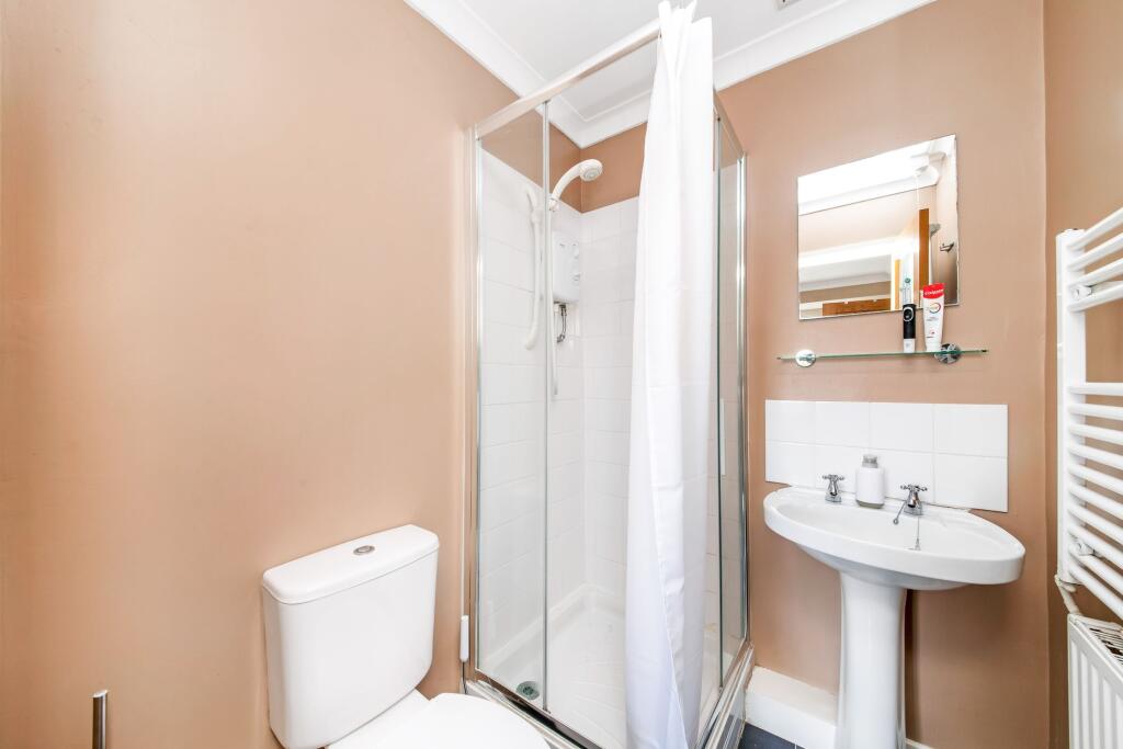 EN-SUITE SHOWER ROOM