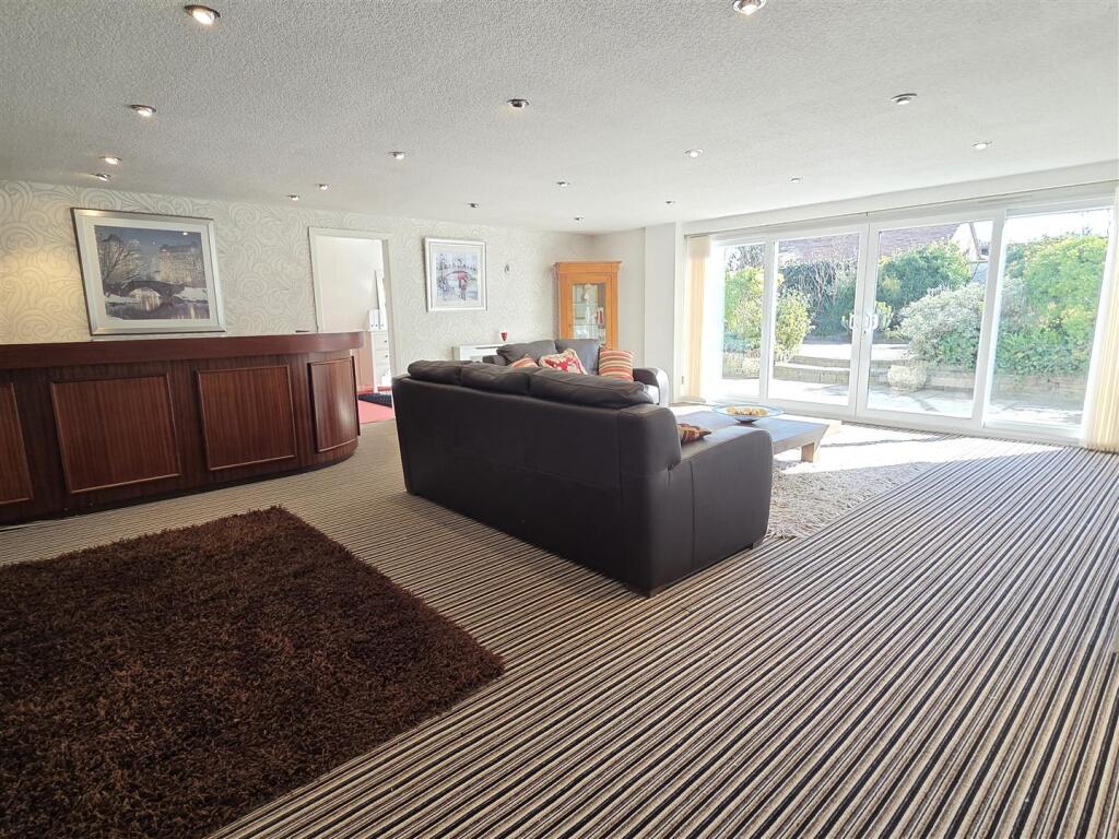 LARGE LIVING AREA
