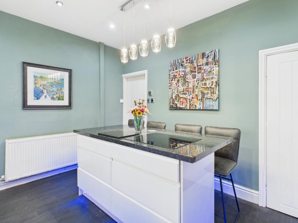 CAM03729G0-PR0189-STILL011