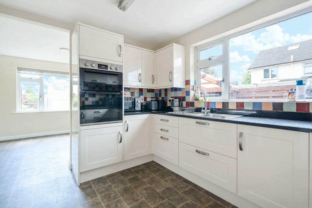 Fitted Kitchen 	