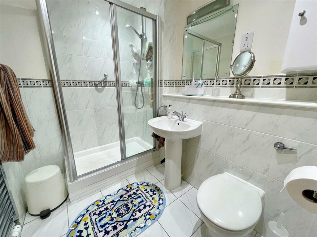 ensuite.jpg