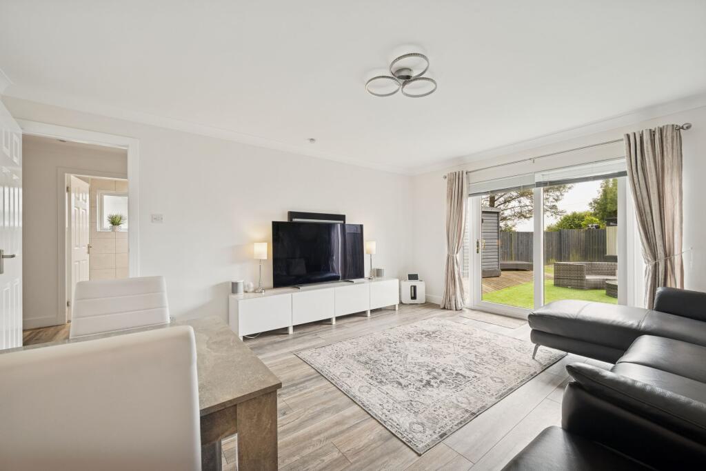 Lounge / Dining Area