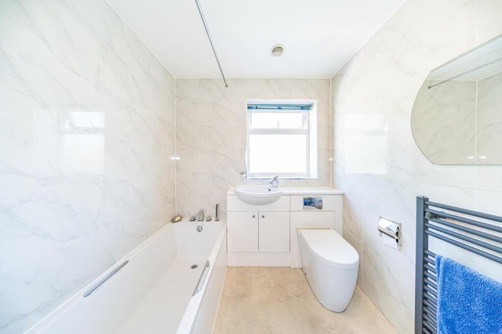 37 Stanley Road bathroom.jpg