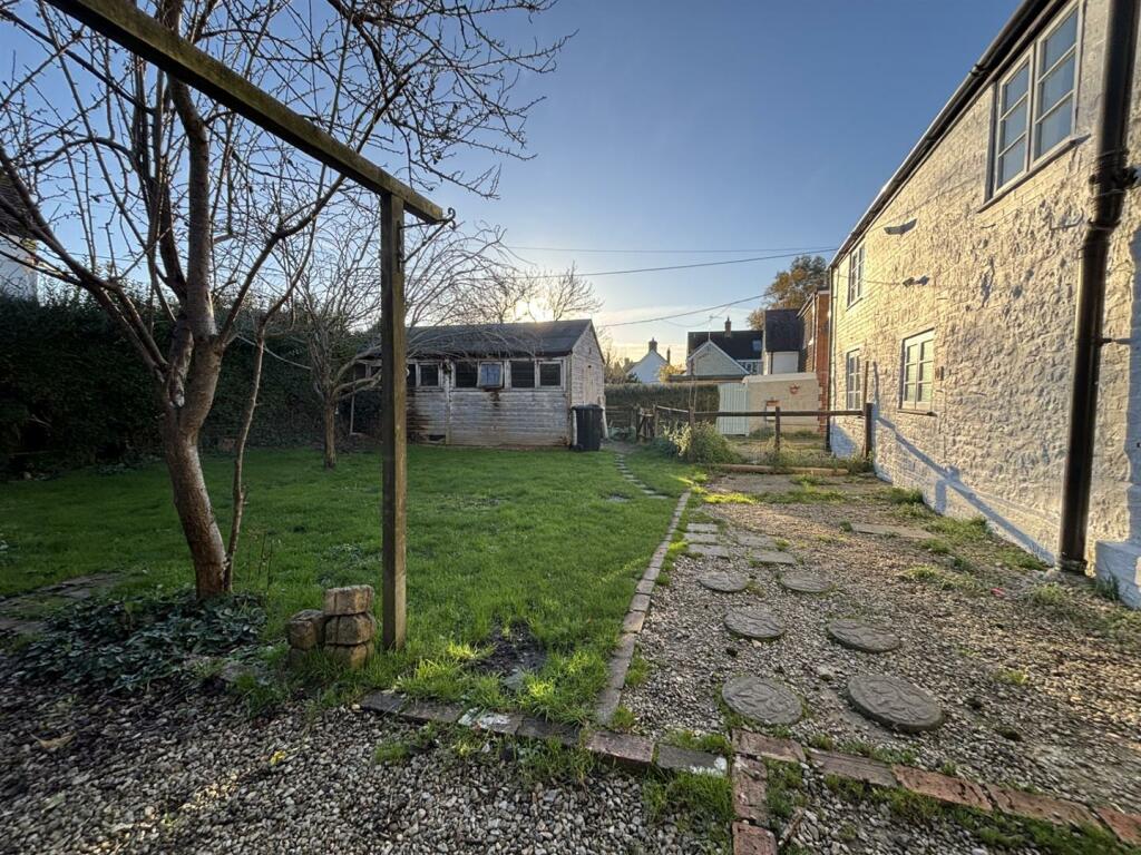 Rear garden 2.jpg
