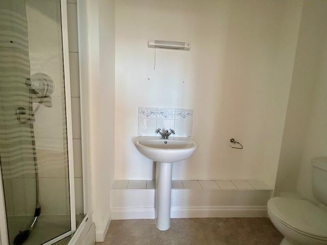 18 St Michaels Place ensuite.jpg