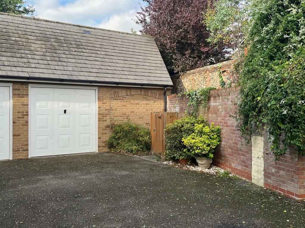 corsbie close garage.jpg