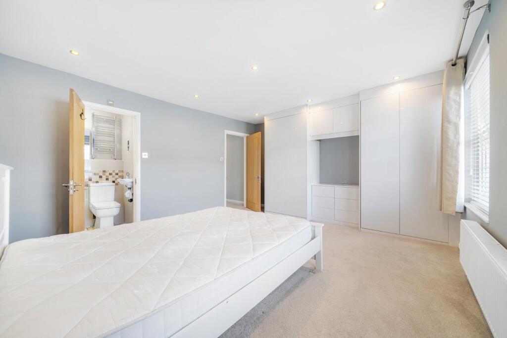 Bedroom 1 (2).jpg