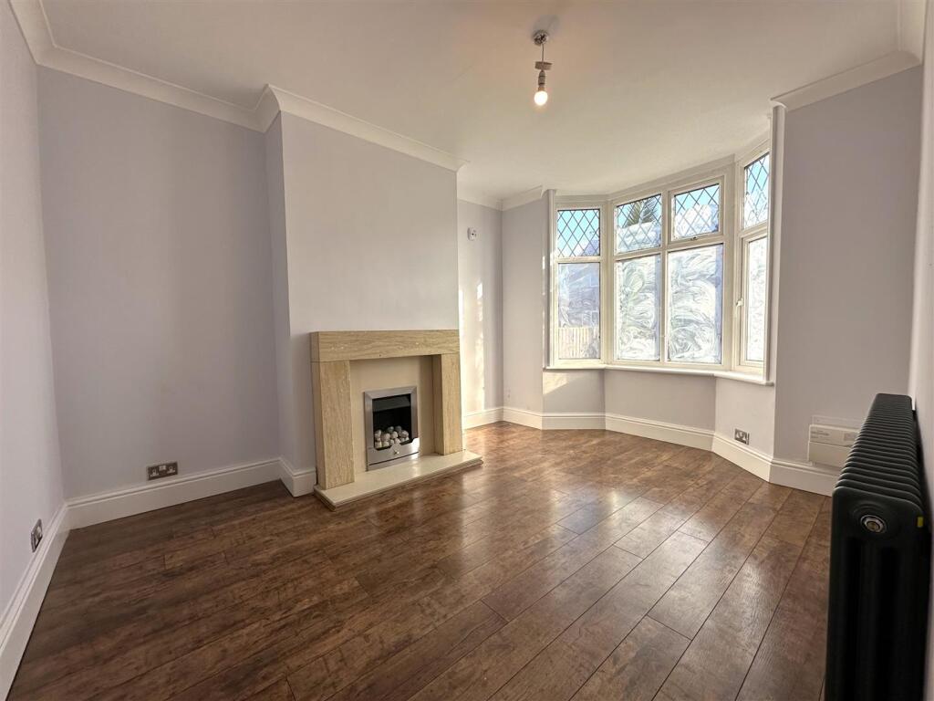 Bay-Fronted Lounge 251