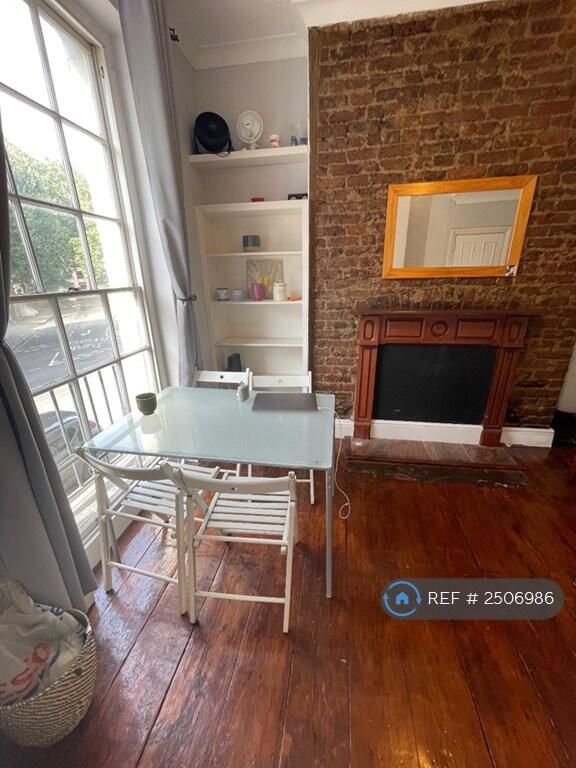 Lounge/Dining Area