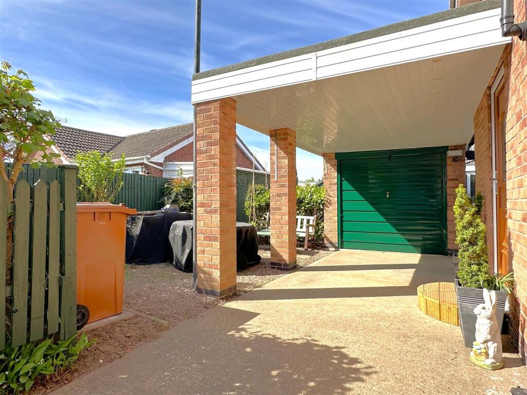 Gated Driveway, Garage &amp; Carport 549
