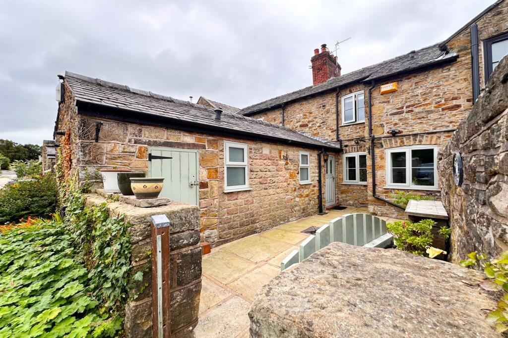 Rear View / Courtyar