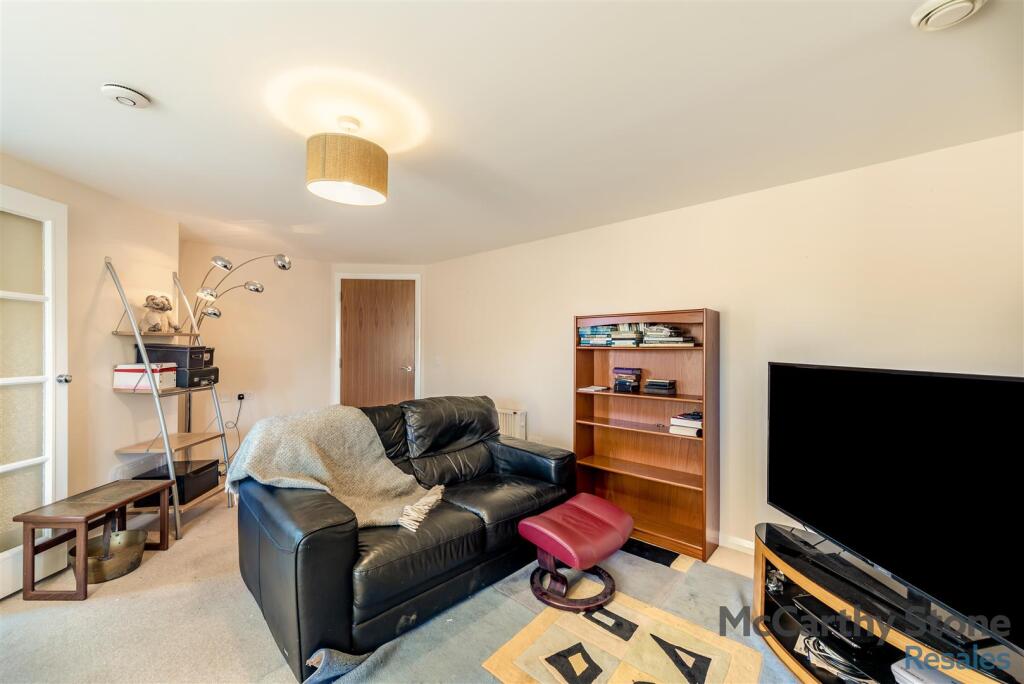 8674139-interior10.jpg