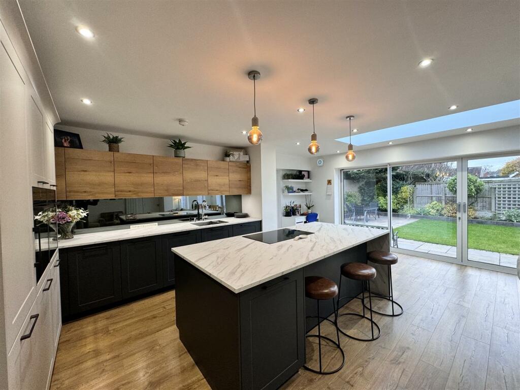 Open plan kitchen / Family room