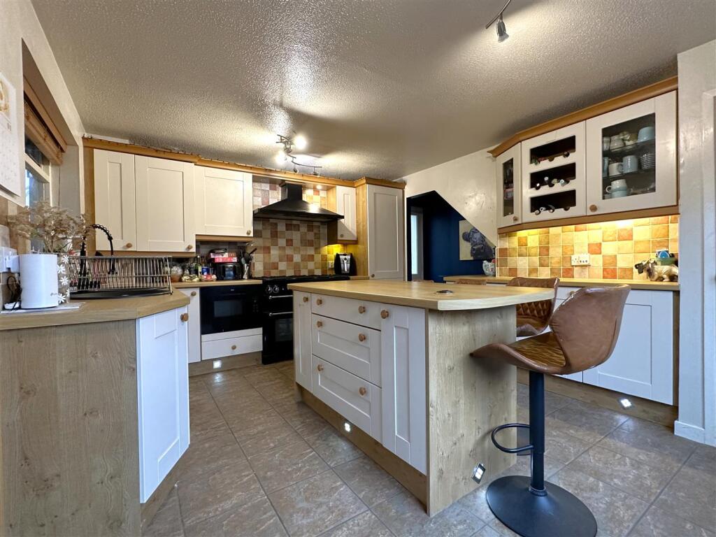 Well-Appointed Dining Kitchen 880