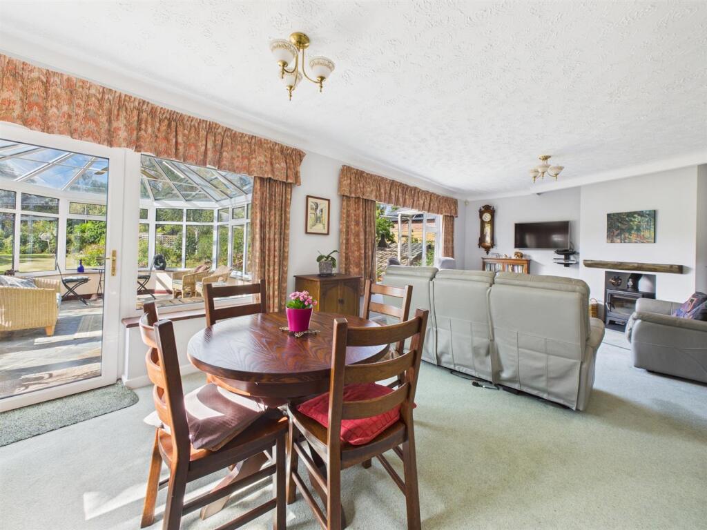 Lounge/Dining Room