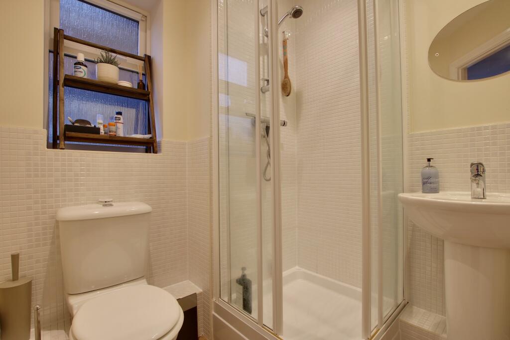 EN SUITE SHOWER ROOM