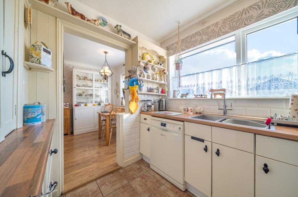 1396701-11-695eec12c9143