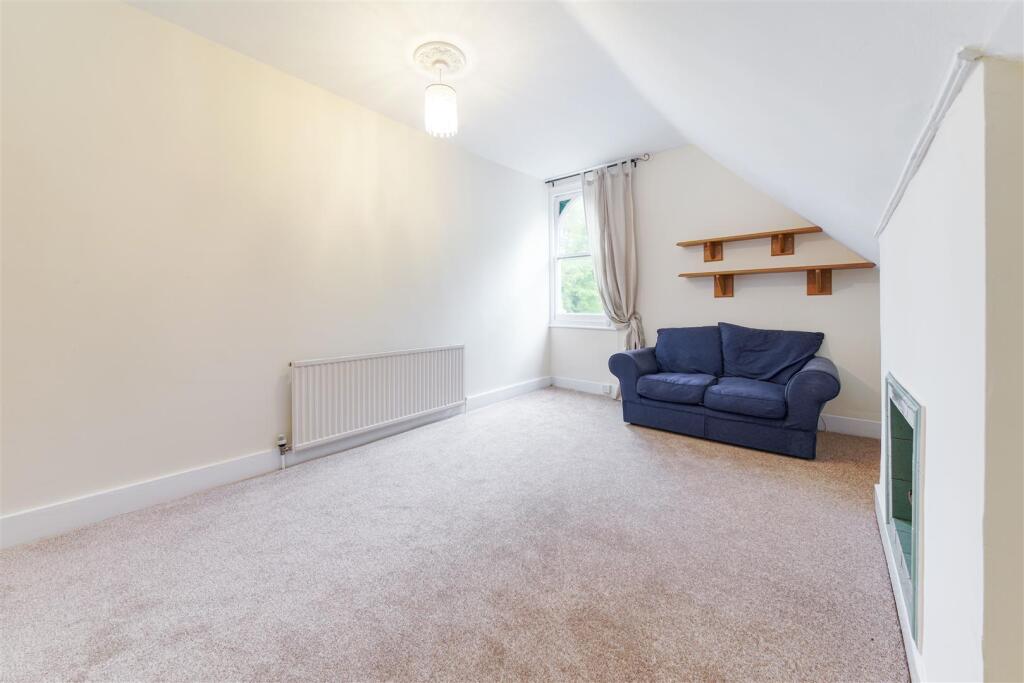 UPPER TOLLINGTON PARK, N4-4.JPG